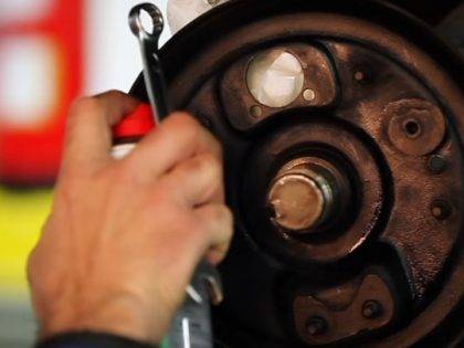 Comment monter des freins arrière pour 2CV / MEHARI à l’aide d’excentriques ?